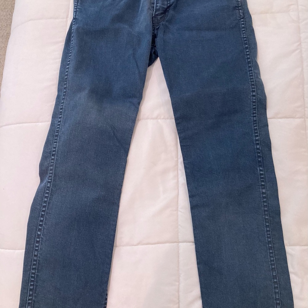 Mens Levi’s navy slightly distressed jeans.